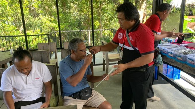 Pemberian kacamata serangkaian bakti sosial mahasiswa KKN UGM di Munduk, Buleleng, Selasa (8/7/2025) - RFH