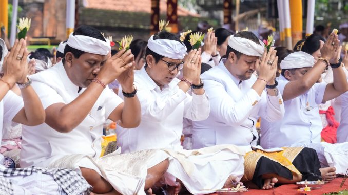 Bupati Badung I Wayan Adi Arnawa didampingi Wakil Bupati Badung Bagus Alit Sucipta menghadiri Puncak Karya Mapedudusan Agung Menawa Ratna Mapeselang Medasar Tawur Balik Sumpah Utama di Pura Lingga Bhuwana, Puspem Badung, bertepatan dengan Purnama Kasa, Kamis, (10/7) - Dok.Humas Badung