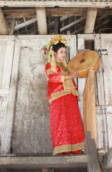 Pakaian tradisional perempuan warga Loloan - Foto: Eka Sabara