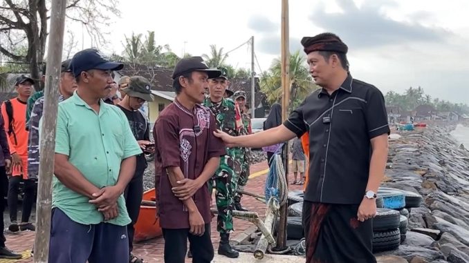 Sebanyak 22 orang yang terdiri dari 12 nelayan dan 10 orang relawan yang membantu proses evakuasi korban kapal tenggelam mendapat piagam penghargaan dari Bupati - IST