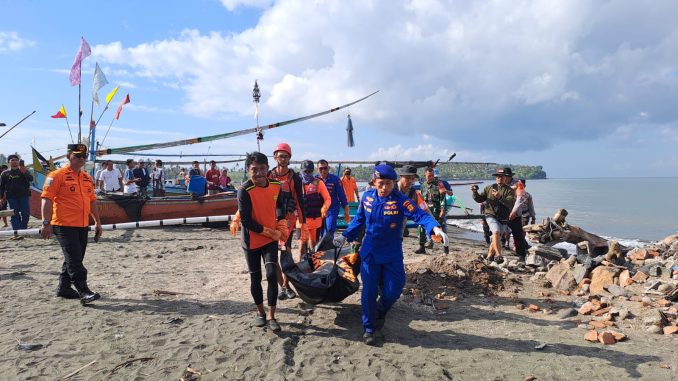 Evakuasi mayat korban di Pantai Pebuahan yang diduga adalah penumpang kapal tenggelam di selat Bali - IST