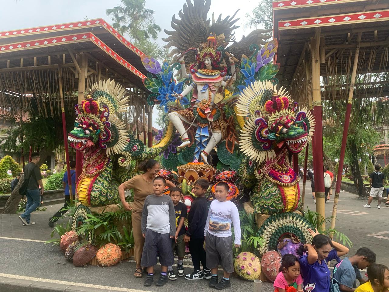 Art Centre Denpasar menjadi tempat rekreasi yang menyenangkan bagi keluarga di Bali - Foto Rofiqi Hasan