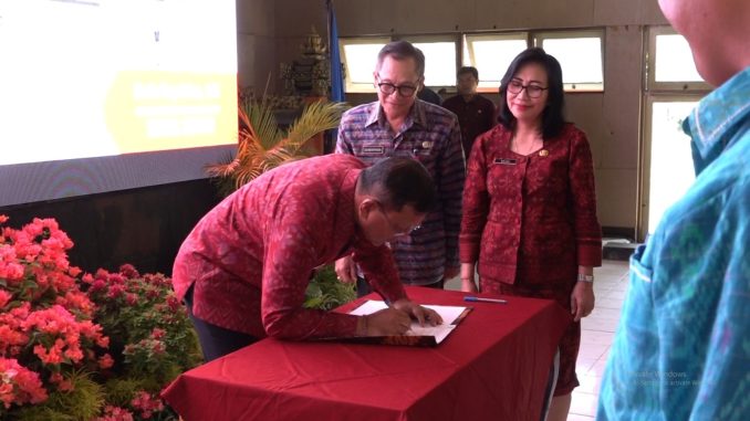 Bupati Buleleng saat pengesahan kepengurusan Forum Tanggung Jawab Sosial dan Lingkungan Perusahaan (TJSLP) Kabupaten Buleleng periode 2025-2029 dalam sebuah acara di Singaraja, Selasa (22/7).- IST