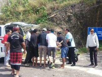 Evakuasi jenazah WNA Korsel yang tewas setelah jatuh saat bermain paralayang - IST