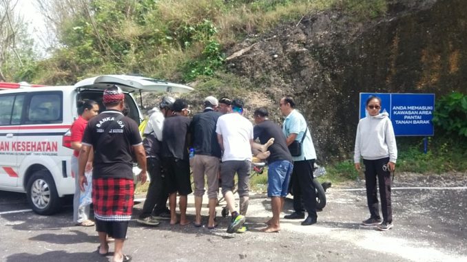 Evakuasi jenazah WNA Korsel yang tewas setelah jatuh saat bermain paralayang - IST