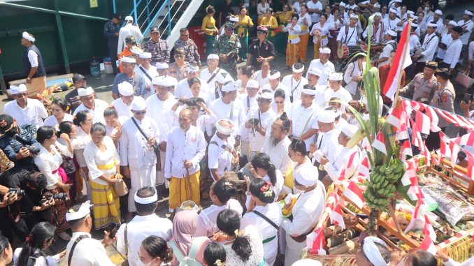 Upacara adat Mulang Pakelem sebagai bentuk penyucian laut setelah adanya kapal tenggelam digelar  Pemerintah Kabupaten (Pemkab) Jembrana, Balidi Perairan Selat Bali, pada Jumat (25/7).-IST