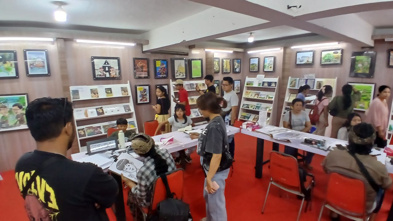 Suasana ruangan. Karpet merah menyambut pengunjung saat memasuki ruang pameran dan sketsa wajah kartun. Ruangan tersebut sejuk dengan bantuan pendingin ruangan sehingga nyaman bagi anak-anak serta orang tua yang tengah menunggu giliran disketsa.