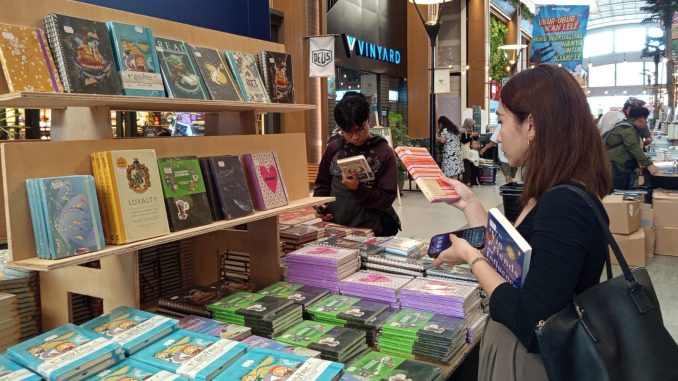 Suasana bazaar buku di Kuta, Bali - IST