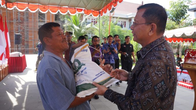 Bupati Sutjidra menyerahkan bantuan beras cadangan pangan pemerintah - IST