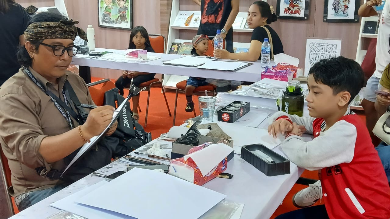 Bergiliran. Minggu (13/7/2025), beberapa anak bergiliran mengantri untuk disketsa wajah, di ruang pameran, Art Centre, saat PKB 2025.