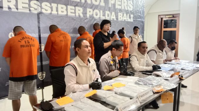 judol ksmbojs Polda Bali ungkap tersangka dan barang bukti pengumpulan data pribadi untuk judi online kamboja - IST