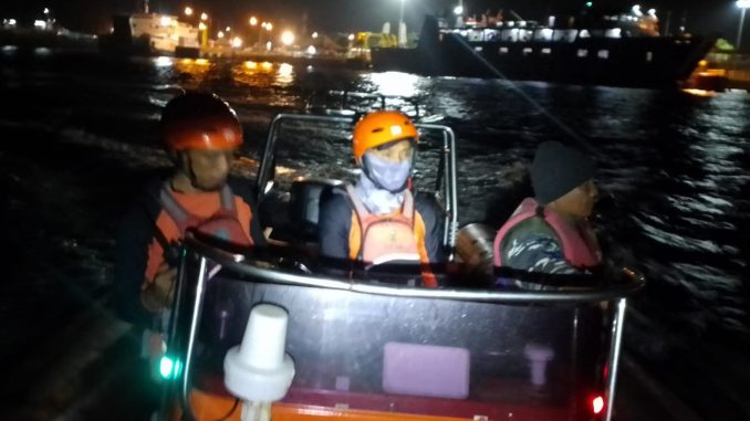 kapal tenggelam Operasi penyelamatan penumpang kapal tenggelam di selat Bali - IST