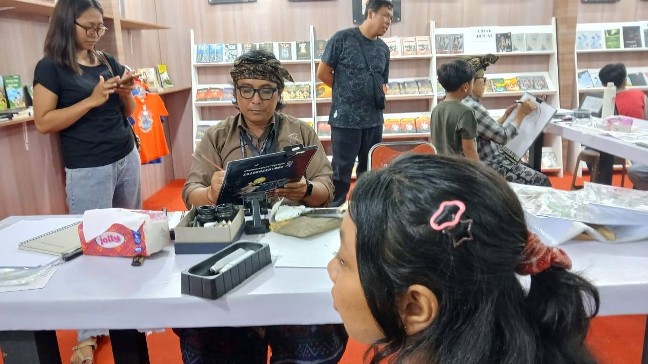 10 menit. Kedua kartunis membutuhkan 10 menit untuk memulai hingga menyelesaikan satu wajah sketsa.
