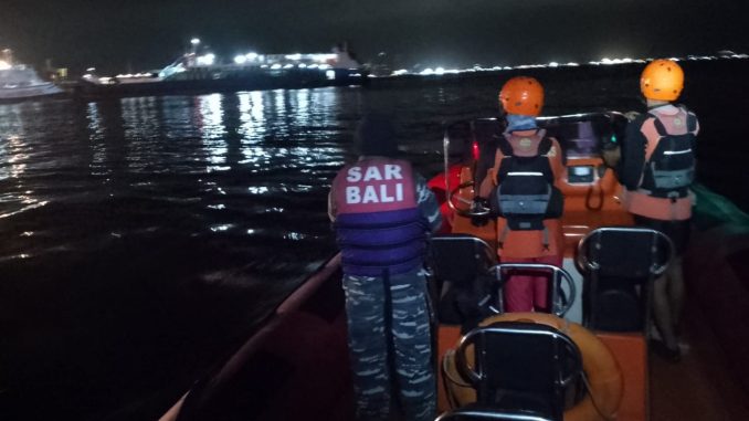 Pencarian korban kapal tenggelam di perairan selat Bali - IST