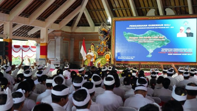 Gubernur Bali Wayan Koster saat mengungkap program super pada dalam  pengarahan kepada para pejabat di lingkungan Pemprov Bali tentang Percepatan Pelaksanaan Kebijakan dan Program 2025 – 2030 bertempat di Wantilan Pura Samuan Tiga, Bedulu, Gianyar, pada Kamis (10/7) - Dok Humas Pemprov
