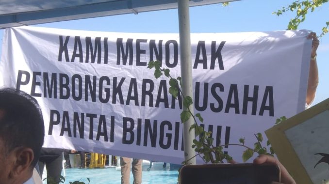 Penolakan warga atas pembongkaran bangunan di Pantai Bingin - IST