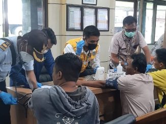 Pemeriksaan ABK dan penumpang yang selamat dalam peristiwa kapal tenggelam di selat bali - IST
