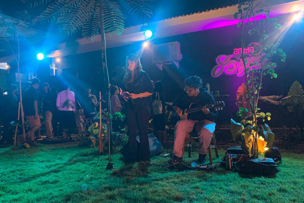 Penyair Pranita Dewi saat tampil dalam relaunching Antidak Sound Garden - RFH