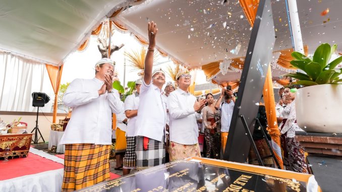 Bupati Wayan Adi Arnawa meresmikan Bale Desa Adat Kerobokan, Kecamatan Kuta Utara yang ditandai dengan penandatanganan prasasti dan pemotongan pita, Jumat (25/7). - IST