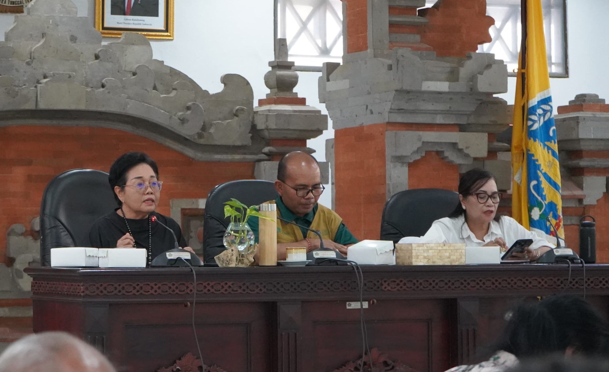 Rapat koordinasi dengan melibatkan Koordinator Pokja Pembatasan Penggunaan Plastik Sekali Pakai dan Pengelolaan Sampah Berbasis Sumber (PSP-PSBS), Dr. Luh Riniti Rahayu, bersama Pemkot Denpasar, Pemkab Badung, unsur TNI/Polri, Satpol PP, Inspektorat Bali, dan pemangku kepentingan lainnya, pada Rabu (30/7/2025) - IST