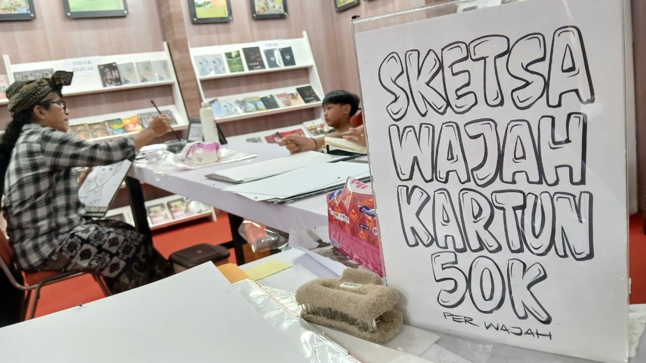 50 K Rupiah per wajah. Koordinator Balica Jango Pramartha bersyukur jurus sketsa kartun dengan harga Rp 50.000 per wajah ini masih mampu menarik perhatian pengunjung di PKB serta Bali Jani 2025 yang berlangsung hingga 28 Juli 2025, di Art Center, Denpasar. Meski ia mendapat tantangan dari beberapa pengunjung yang lebih tertarik menggunakan aplikasi dari kecerdasan buatan (AI) ketimbang sentuhan tangah.