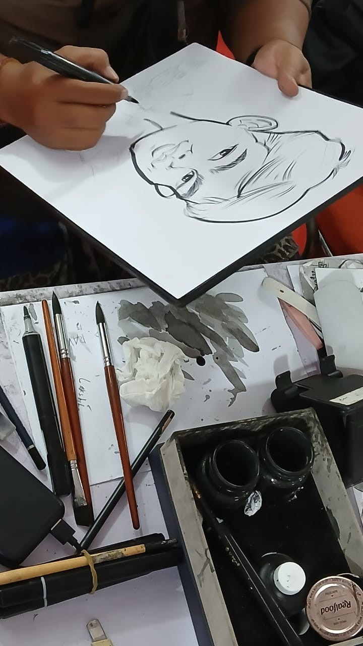 Senjata : pensil, pena, kuas dan tinta. Para kartunis menggunakan senjata : pensil, pena, kuas dan tinta untuk mengawali hingga menyelesaikan hitam putih sketsa wajah on the spot.