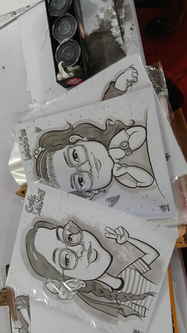 Udah jadi. Beberapa sketsa yang sudah selesai on the spot, maupun pemesanan via WhatsApp para kartunis. Koordinator Balica Jango Pramartha optimis jika sentuhan tangan dalam mensketsa kartun wajah itu tak akan tertandingi dengan kecerdasan buatan (AI). Karena kartunis mensketsa dengan hati dan penuh hati-hati, dibandingkan mesin AI yang tak memiliki hati seperti manusia.