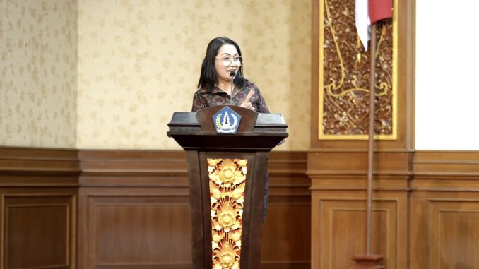 Bunda PAUD Badung, Nyonya Rasniathi Adi Arnawa, membuka kegiatan Advokasi Kebijakan Implementasi Wajib Belajar Satu Tahun Prasekolah di Ruang Kerta Gosana, Puspem Badung, Selasa (12/8).