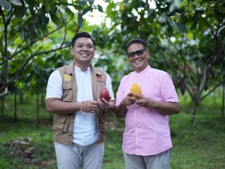 Kadek Surya Prasetya Wiguna (kiri) bersama salah-satu mitra internasionalnya- IST