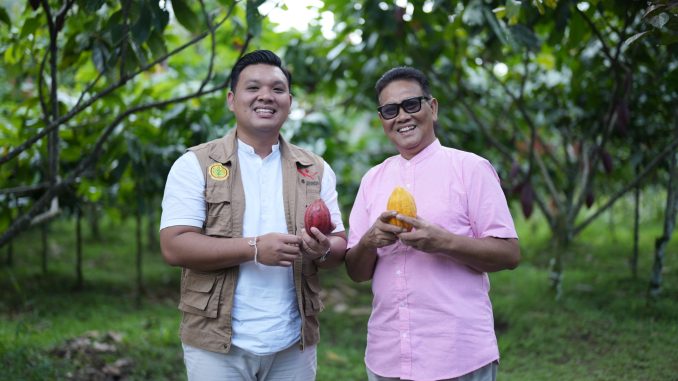 DSC06933 Kadek Surya Prasetya Wiguna (kiri) bersama salah-satu mitra internasionalnya- IST