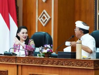 Gubernur Maluku Utara Sherly Tjoanda (kiri) bersama Gubernur Bali Wayan Koster - Humas Pemprov Bali