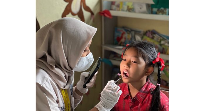 Pemeriksaan Kesehatan Gigi oleh Tim KKN UGM - foto. Megan Dawarja