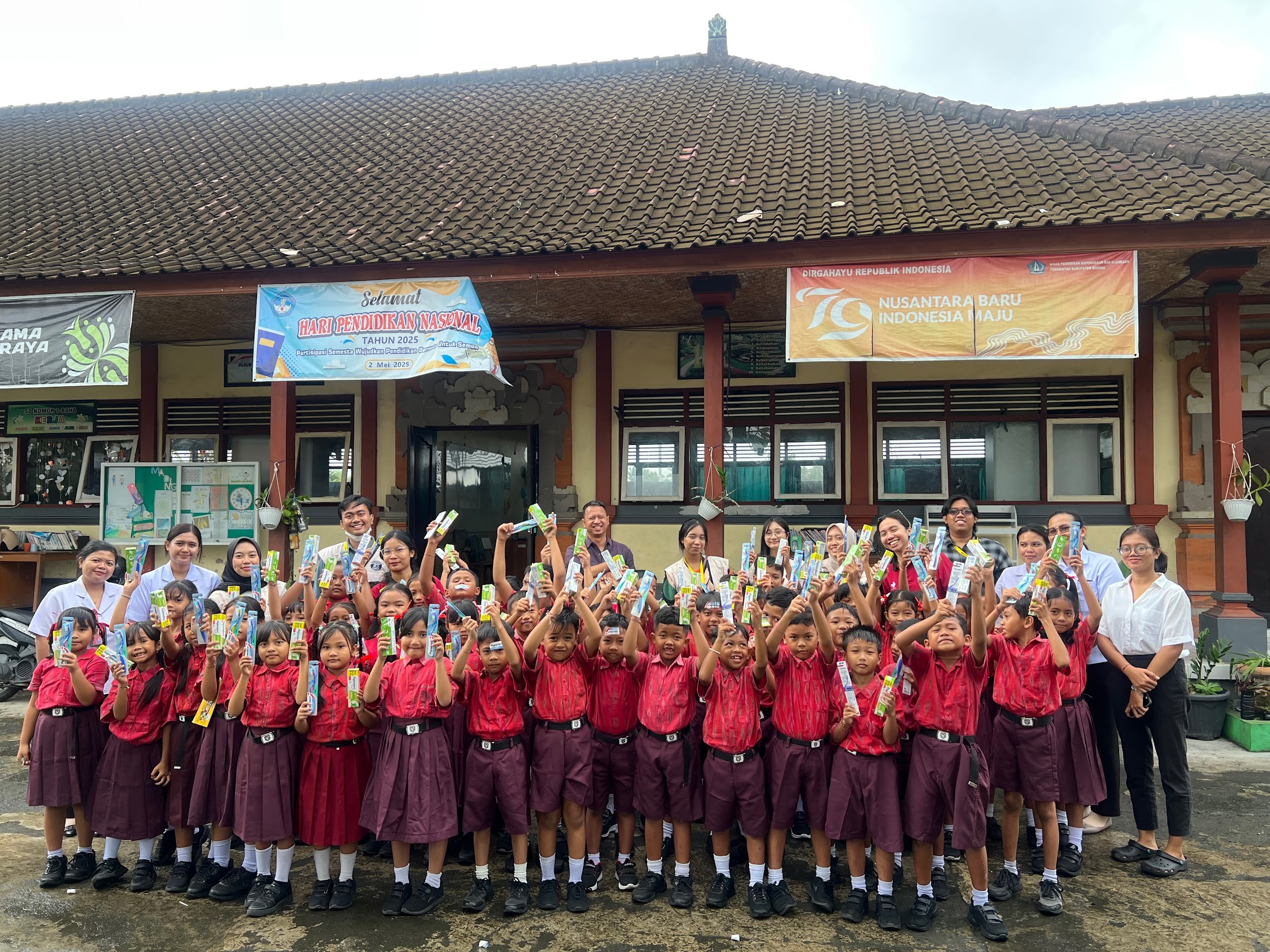 Foto bersama usai pemeriksaan gigi - foto. Megan Dawarja