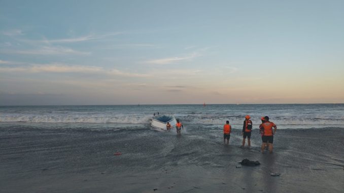 Kapal cepat di Sanur yang terkena hantaman ombak tinggi - IST