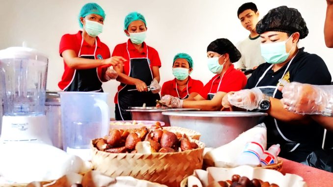 Bimbingan pengolahan kulit salak oleh Tim PKM Unwar - IST