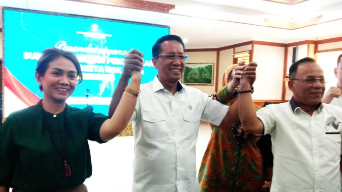 Menteri Hukum dan HAM, Supratman Andi Agtas, (tengah) bersama I Gusti Ayu Sasih dari Mie Gacoan (kiri) dan pengacara LMK - IST