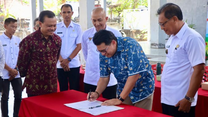 PLTS atap lagi Direktur IESR Fabby Tumiwa saat penyerahan PLTS Atap di Bali - IST