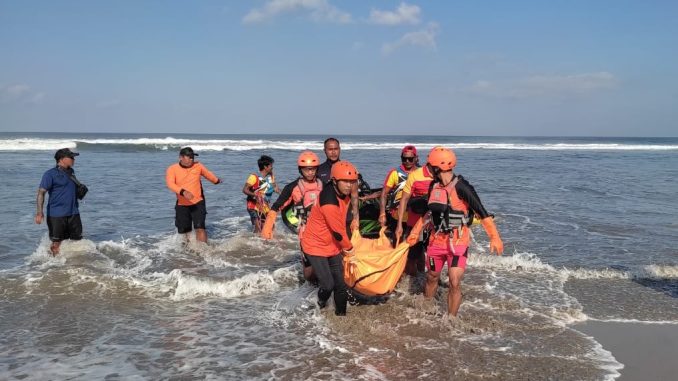 Evakuasi pria yang tewas tenggelam di Pantai Seminyak - IST