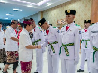 Bupati Wayan Adi Arnawa saat mengukuhkan anggota Paskibraka Kabupaten Badung Tahun 2025 di Lobi Utama Balai Budaya Giri Nata Mandala Puspem Badung, Kamis (14/8).- IST