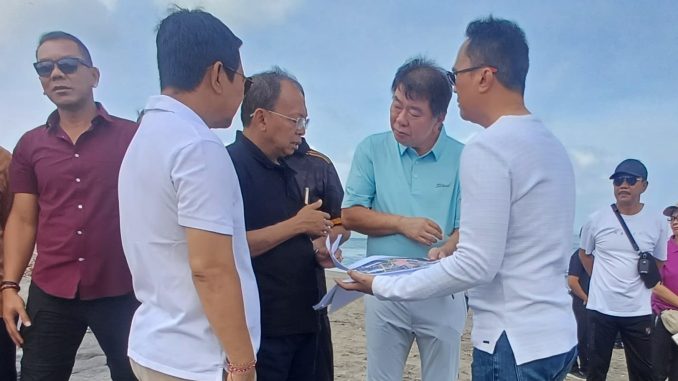Gubernur Bali Wayan Koster bersama Bupati Badung Adi Arnawa saat melakukan sidak di Pantai Berawa - IST
