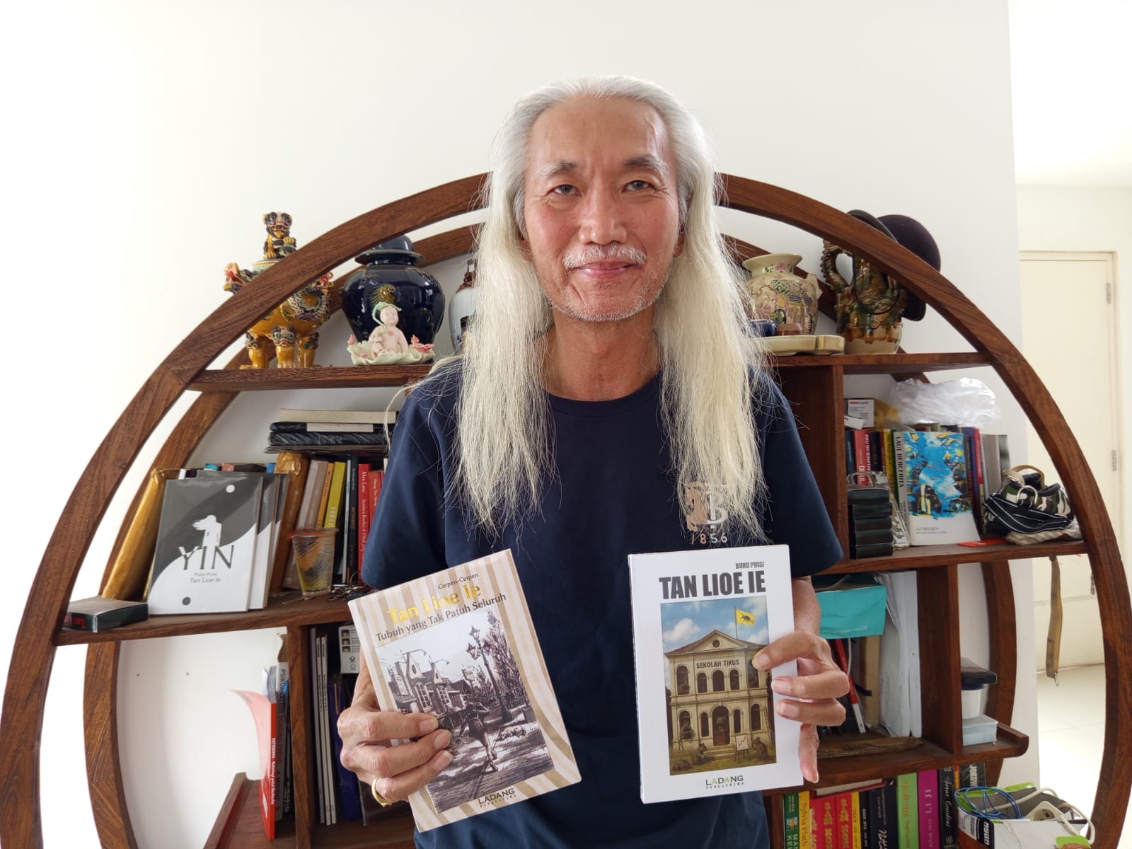 Tan Lioe Le bersama dua buku karya terbarunya - Foto: Angga WIjaya