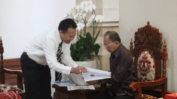 Rektor Unud saat bertemu dengan Gubernur Bali Wayan Koster - IST