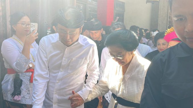 Megawati saat melayat di rumah duka di Banjar Saba, Penatih, Denpasar, sekitar pukul 11.00 Wita, Senin (4/8) - IST