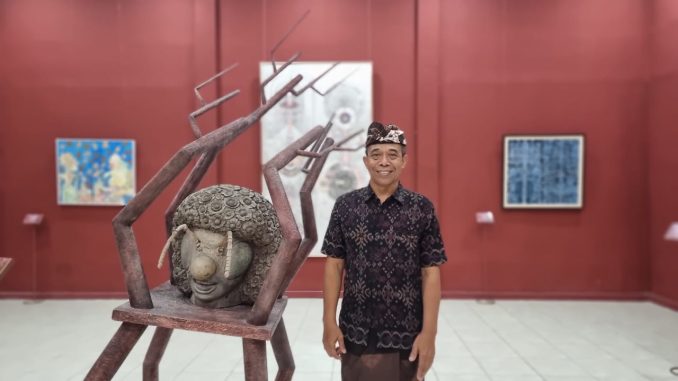 WhatsApp Image 2025-08-08 at 15.54.29 Nyoman Sudiarna bersama salah-satu karyanya - AWJ