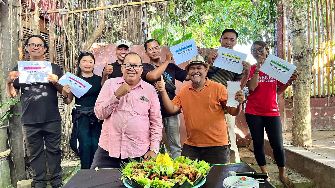 Nyoman Mardika bersama pemenang lomba karya jurnalistik - IS