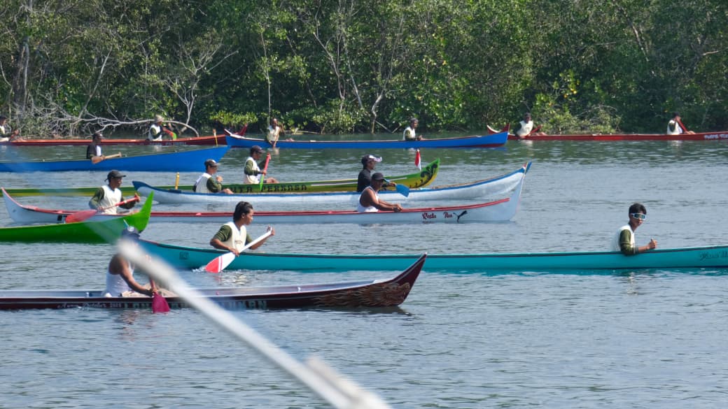 Puluhan peserta yang mengikuti lomba Sampan tradisional di Kabupaten Jembrana, Bali, Senin (25/8). (FOTO Humas Pemkab Jembrana).