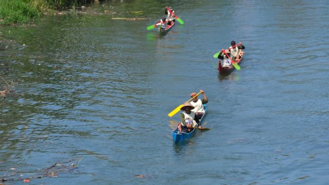 WhatsApp Image 2025-08-25 at 17.20.58 Puluhan peserta yang mengikuti lomba Sampan tradisional di Kabupaten Jembrana, Bali, Senin (25/8). (FOTO Humas Pemkab Jembrana).