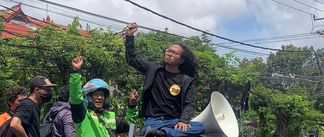 Aksi mahasiswa dan driver Ojol di Mapolda Bali - IST
