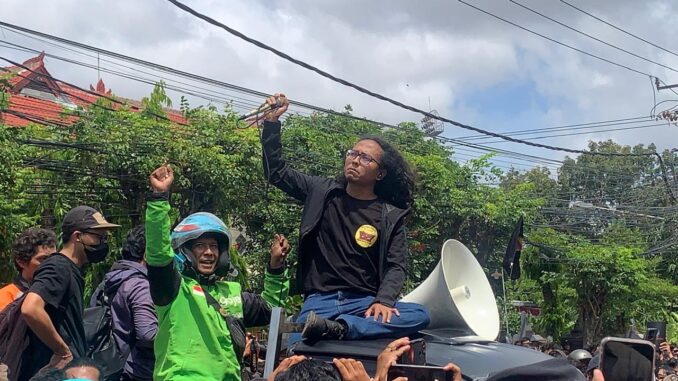 WhatsApp Image 2025-08-30 at 14.06.25 Aksi mahasiswa dan driver Ojol di Mapolda Bali - IST
