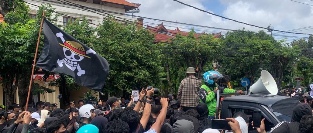 Aksi mahasiswa dan driver Ojol di Mapolda Bali - IST